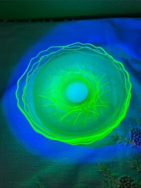4 Vintage Cambridge Uranium Glass Plates – Glow Green under UV
